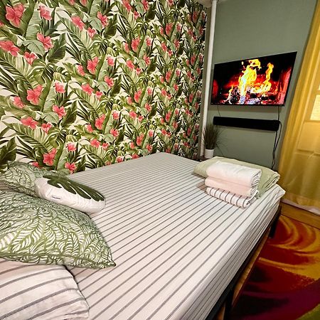Tropical Comfort Room In Harlem Cozy Stay With Snacks & Style New York Extérieur photo